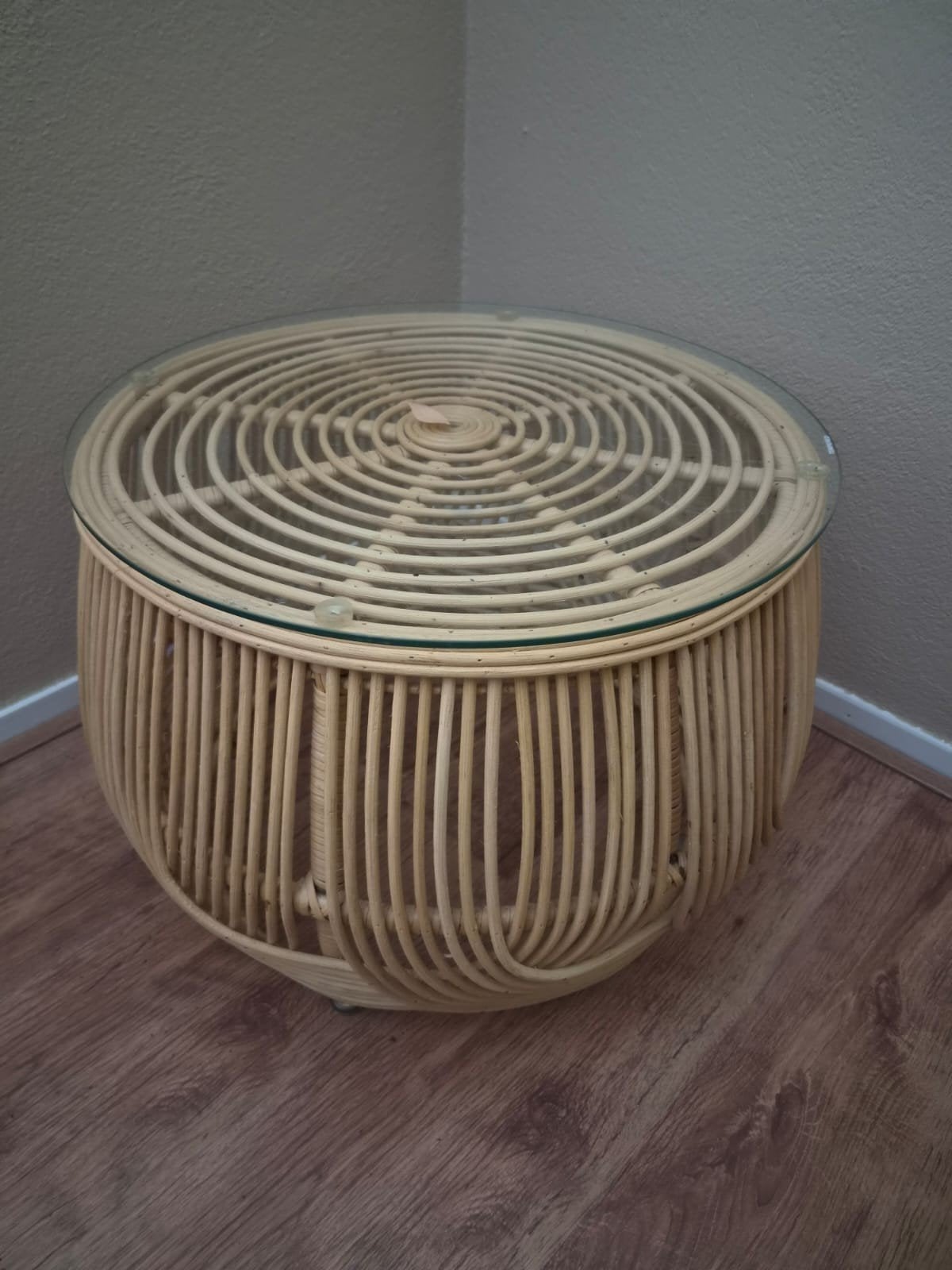 Rotan bijzettafel met glazen blad, Minder dan 45 cm, Minder dan 55 cm, Rond, Ophalen of Verzenden