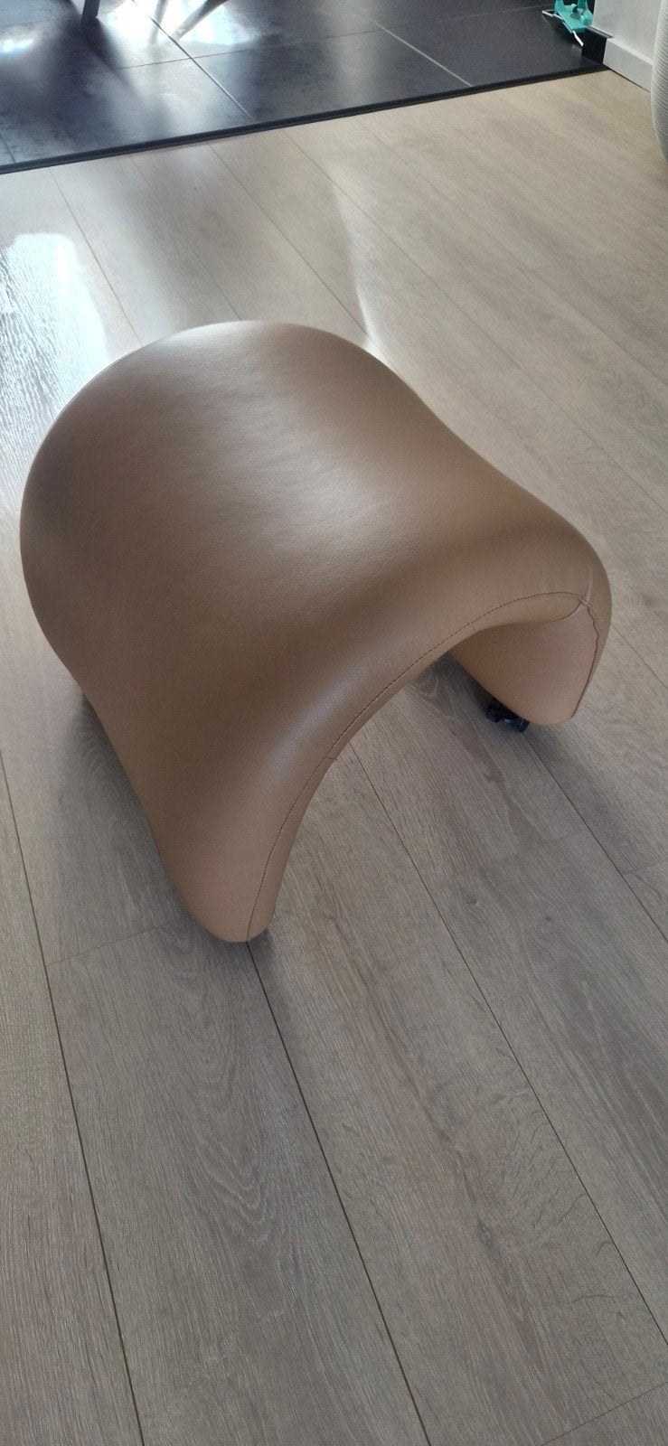 Leolux Pufje / Voetenbankje, Ophalen, 50 tot 75 cm, Leer, Zo goed als nieuw