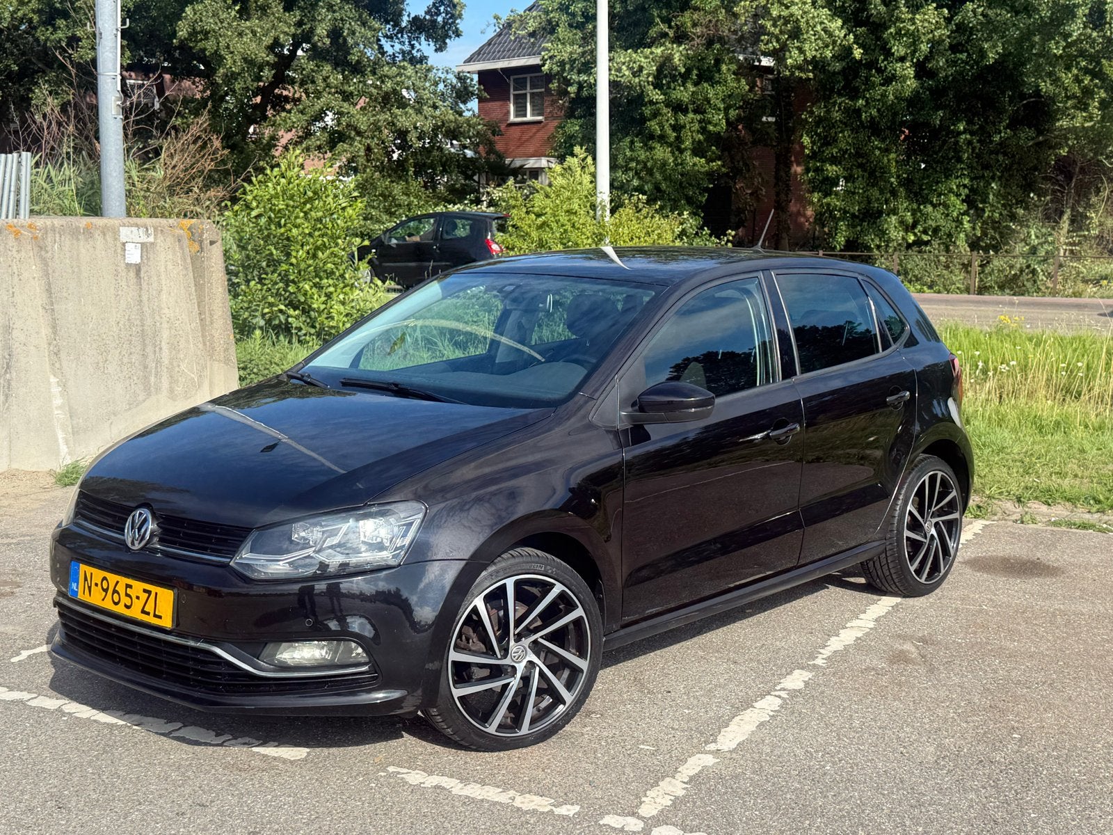 Volkswagen Polo 1.2 TSI 2016 Zwart Facelift cruise controll, Auto's, 40 €/maand, 4 cilinders, Zwart, Bedrijf