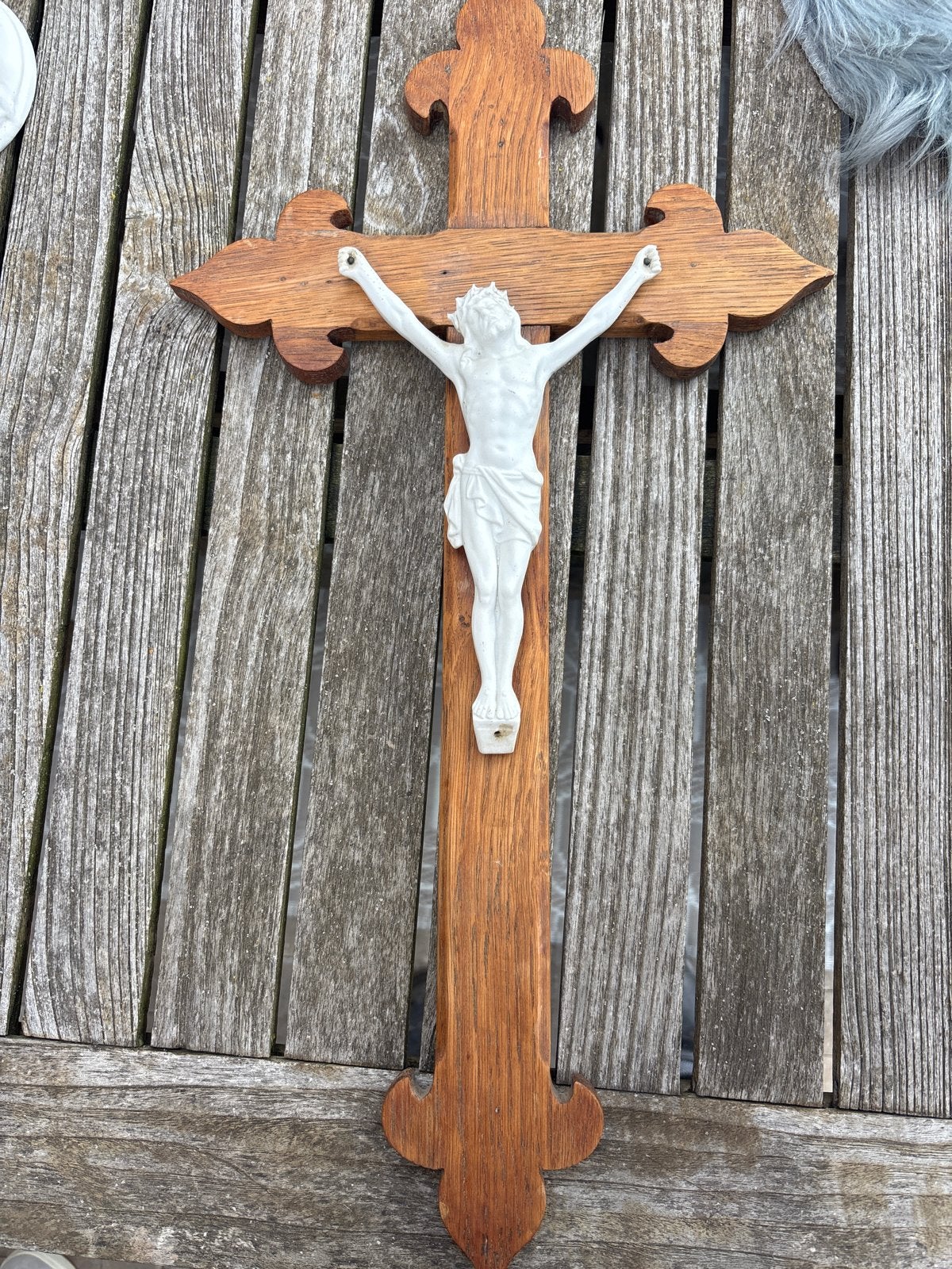 Houten kruisbeeld met wit corpus van Jezus, Ophalen