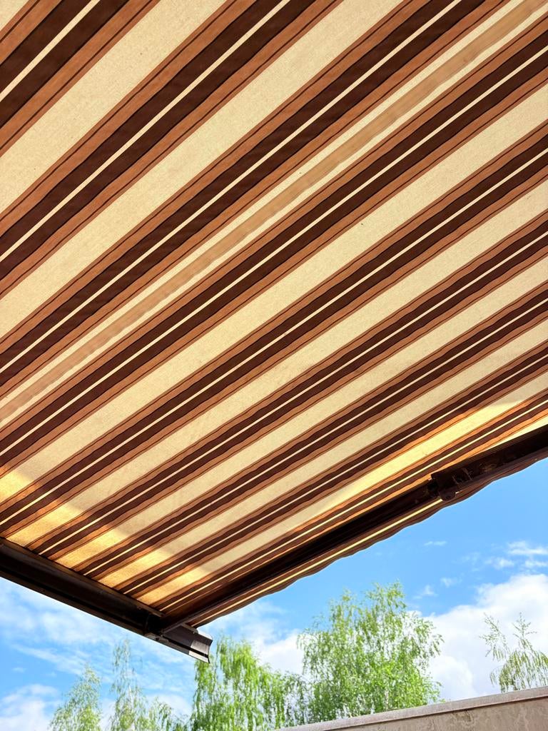 Zonnescherm 6m uitval 2,30m, handbediening, goede staat, Tuin en Terras, Zonneschermen, Ophalen, 450 cm of meer, Zo goed als nieuw