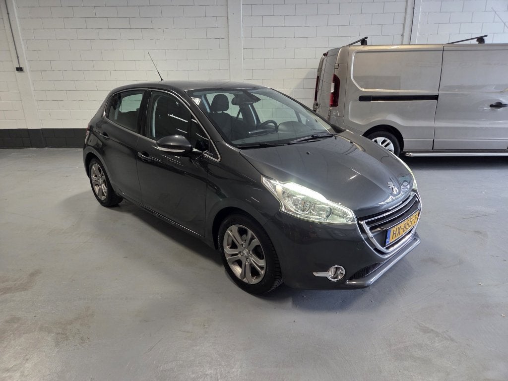 Peugeot 208 1.2 VTi Allure (bj 2014), Auto's, Voorwielaandrijving, Euro 5, Gebruikt, 31 €/maand
