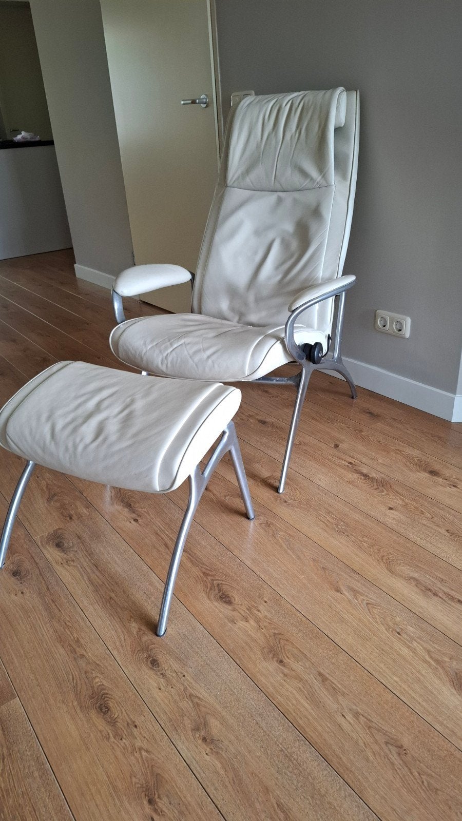 Moderne leren fauteuil met voetenbank - Ivoor, Huis en Inrichting, Fauteuils, Ophalen, Modern, Comfortabel, Gebruikt, 75 tot 100 cm