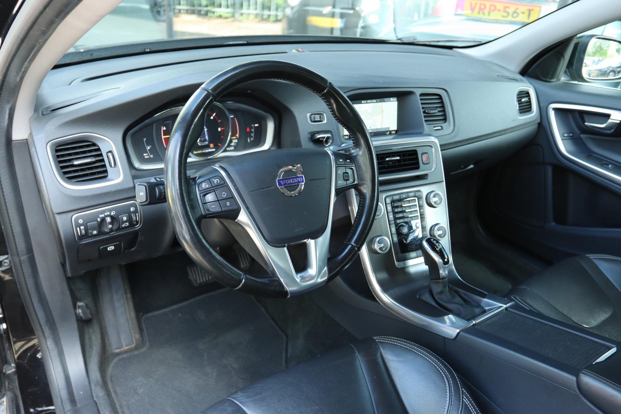 VOLVO V60 2.0 D3 SUMMUM BUSINESS AUT. | LEDER | NAVI | STAND, Gebruikt, Euro 6, Zwart, Diesel