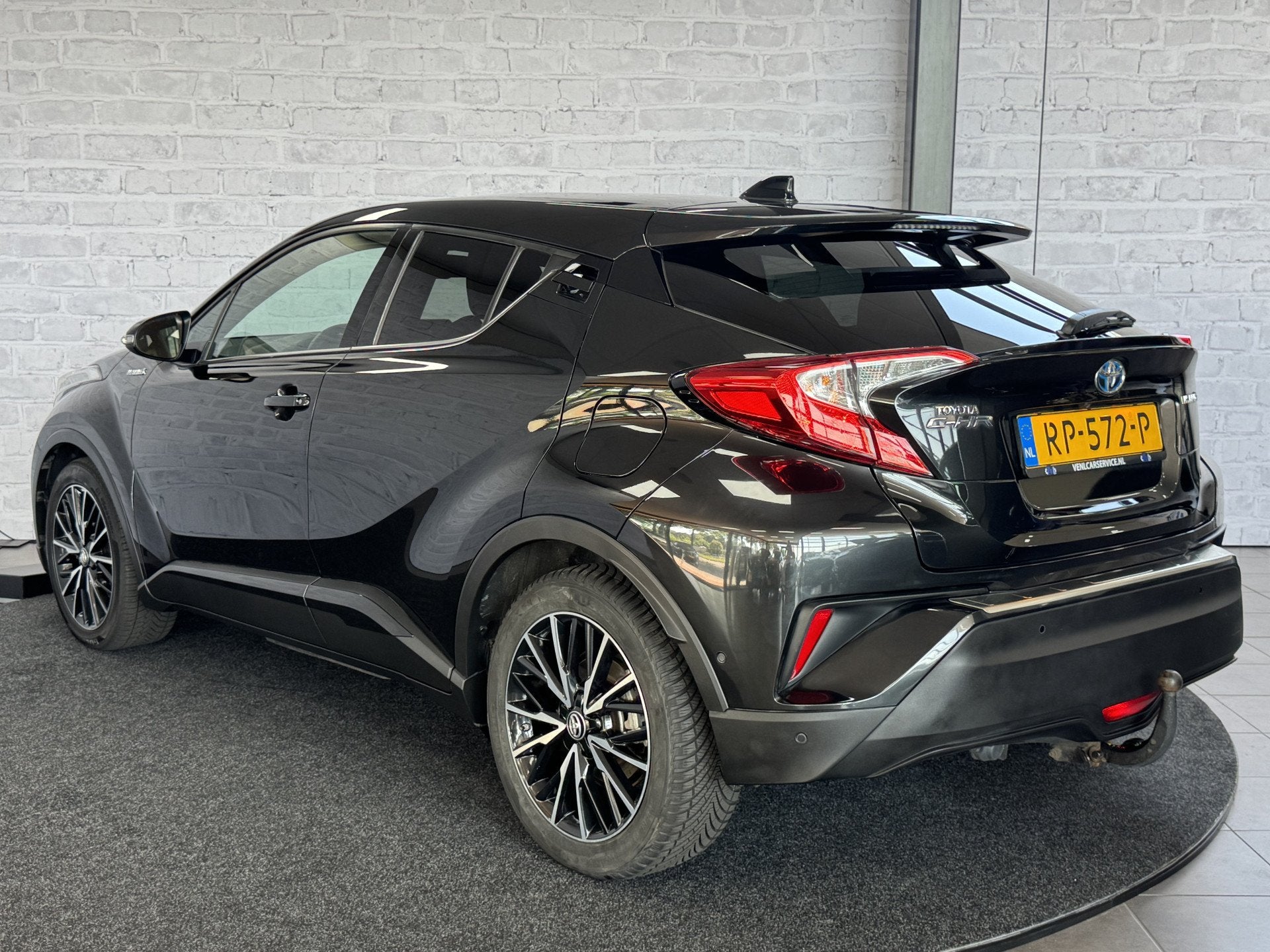Toyota C-HR 1.8 Hybrid Black Edition JBL ACC Trekhaak, Auto's, 4 cilinders, Zwart, 26 km/l, Hybride Elektrisch/Benzine