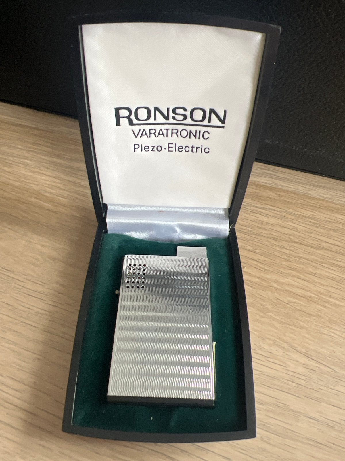 Ronson Varatronic 1000 Aansteker - Nieuwstaat in Doos, Verzamelen, Ophalen of Verzenden, Zo goed als nieuw, Aansteker