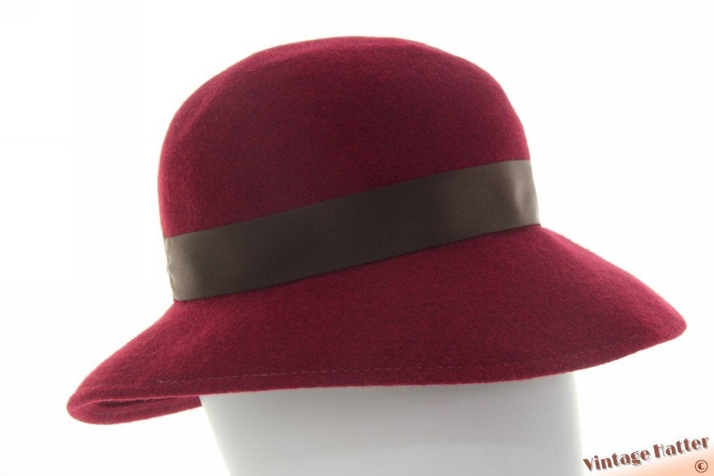 Vintage Dameshoed bordeaux gemengd vilt met bruin lint 55 =S, Kleding | Dames, Hoeden en Petten, Ophalen of Verzenden, Zo goed als nieuw