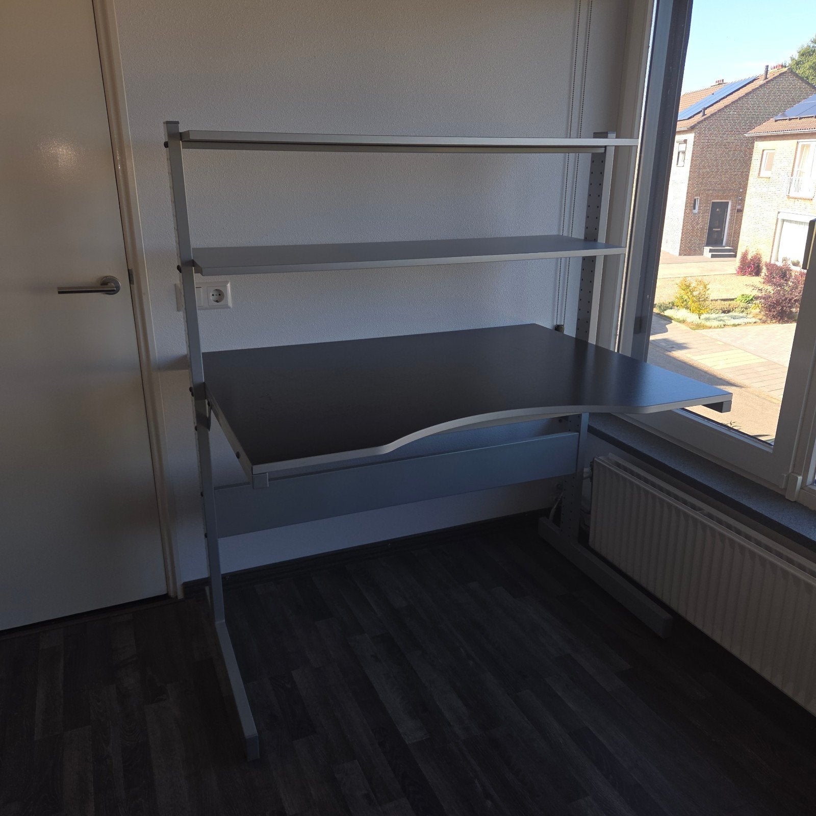 bureaustoel en Bureau met metalen staanders en legplanken -, Ophalen, Gebruikt, 126 cm, Demontabel