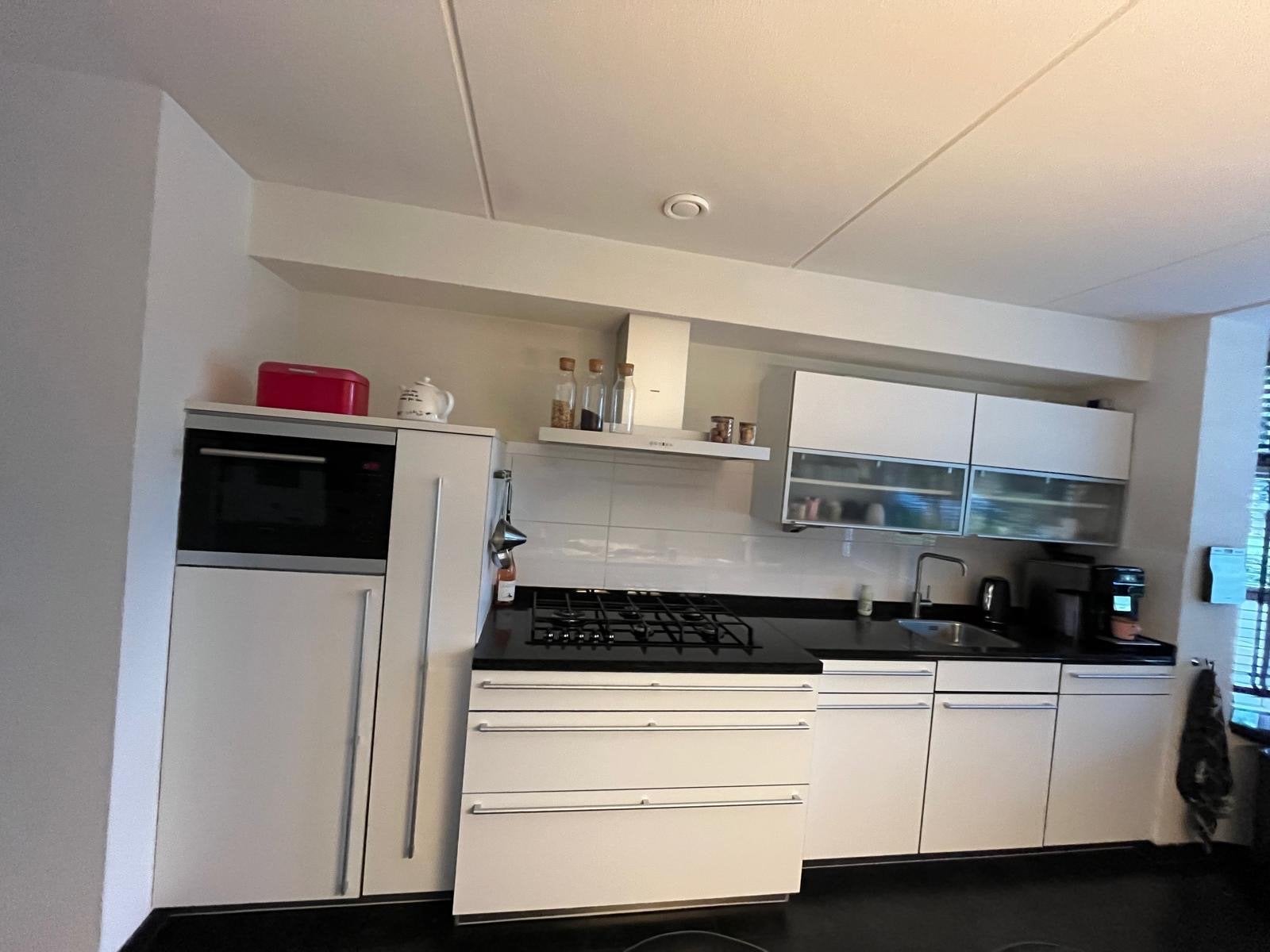 Nette keuken met impala graniet blad en apothekerskast, Gebruikt, Wit, Graniet of Steen, Enkelwandige keuken