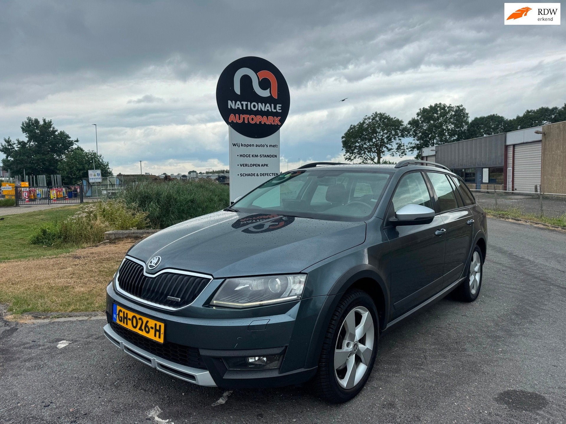 Skoda Octavia Combi 2015 * 2.0 TDI SCOUT * 184 PK * Euro 6 *, Automaat, Gebruikt, Euro 6, Leder en Stof