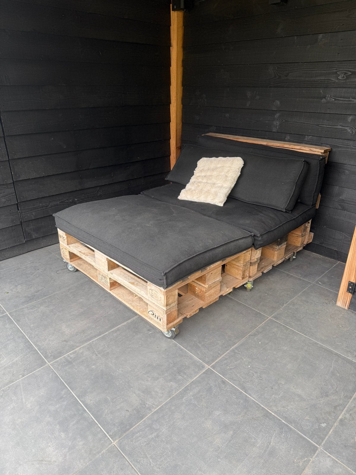 Pallet loungebank met kussens en wielen, Ophalen, Gebruikt, 150 tot 200 cm, Tweepersoons