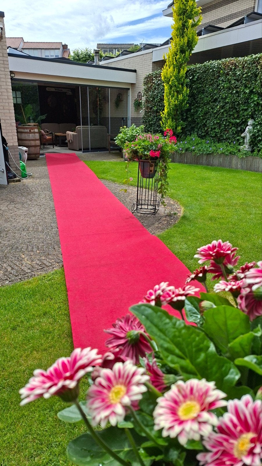 Rode loper 10 meter lang voor een feestelijke entree., Huis en Inrichting, Stoffering | Tapijten en Kleden, Gebruikt, 100 tot 150 cm