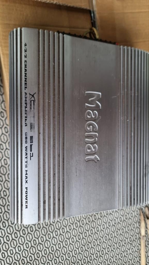 Magnat versterker + basstube 600 watt, Auto diversen, Autospeakers, Ophalen of Verzenden