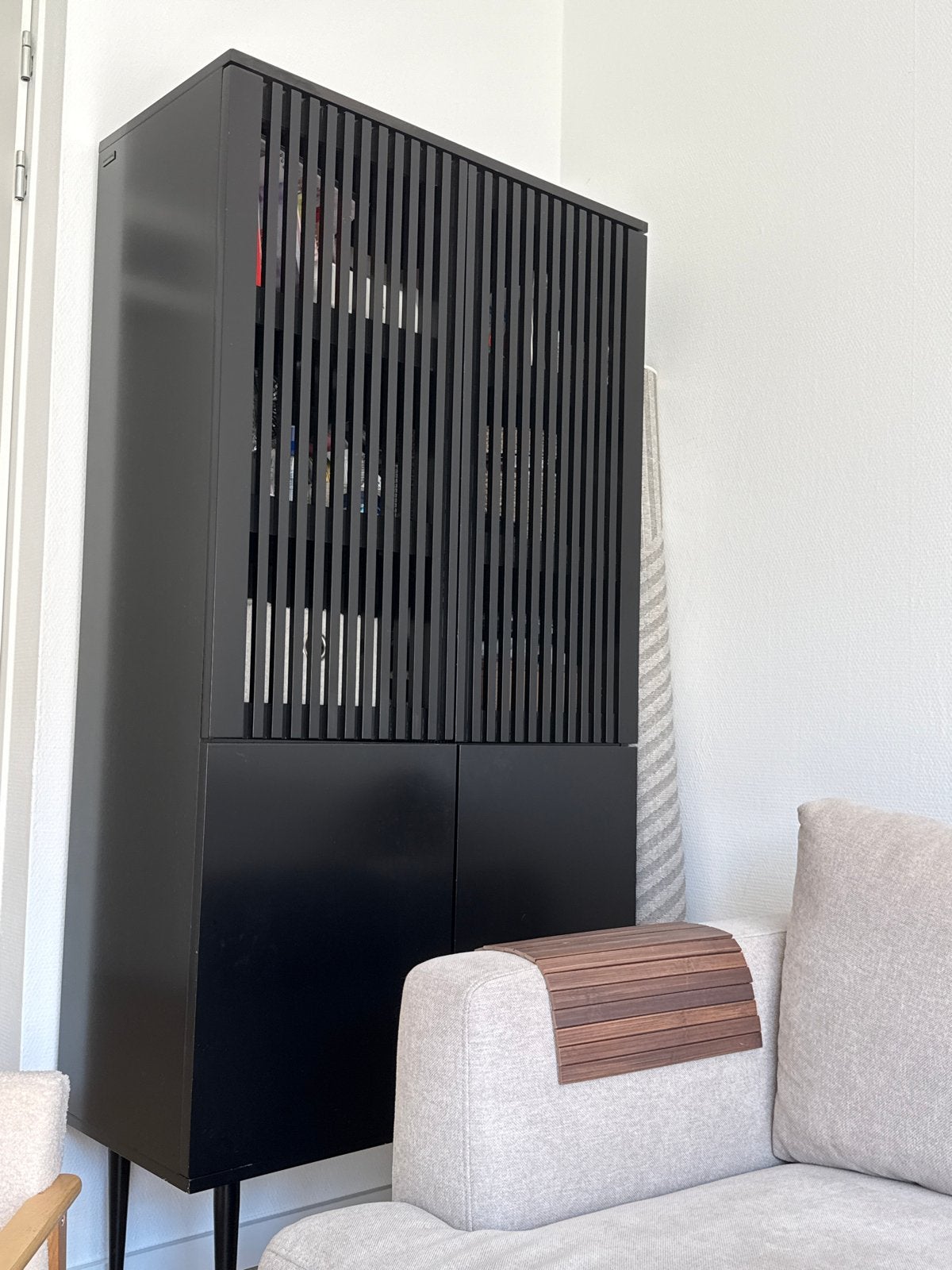 Moderne zwarte buffetkast met latten design, Huis en Inrichting, Kasten | Buffetkasten, Ophalen, Gebruikt, 50 tot 100 cm, 150 tot 200 cm