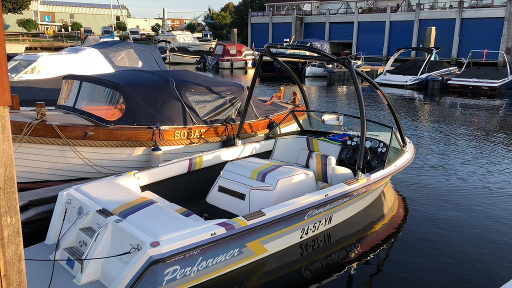 Mooie skiboot met V8., Watersport en Boten, Speedboten, Ophalen, Gebruikt, Binnenboordmotor, 200 pk of meer