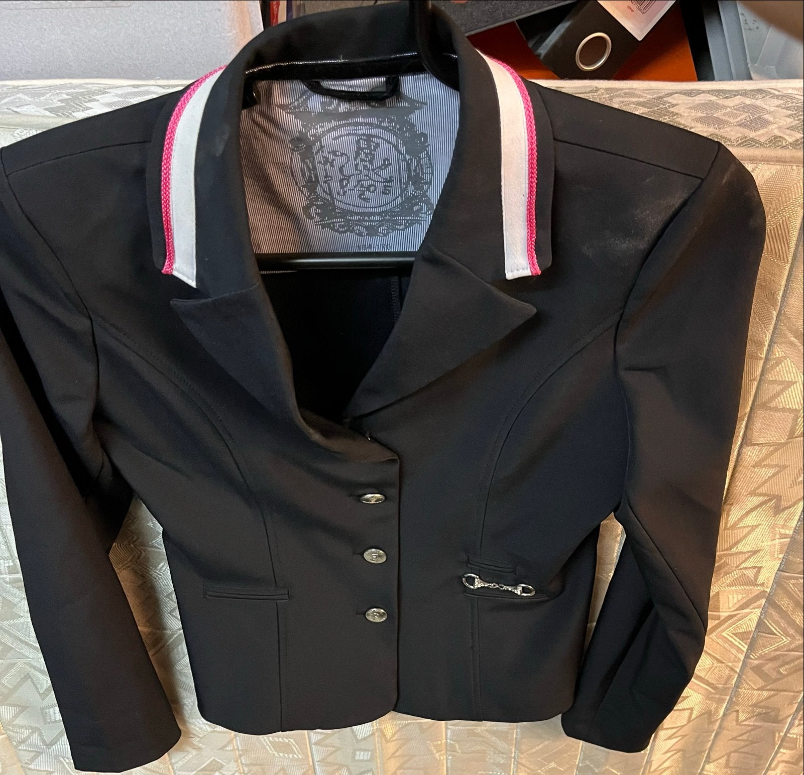 Zwart rijjasje met roze/witte kraag, Ophalen of Verzenden, Zo goed als nieuw, Maat 38/40 (M), Zwart