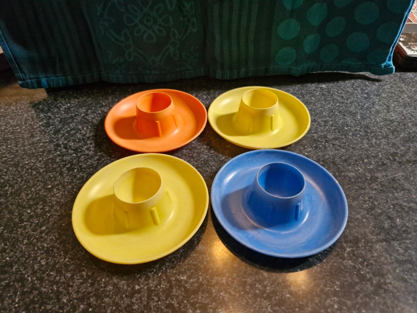retro vintage eierdopjes eierdop set van 4 plastic, Caravans en Kamperen, Ophalen of Verzenden, Gebruikt