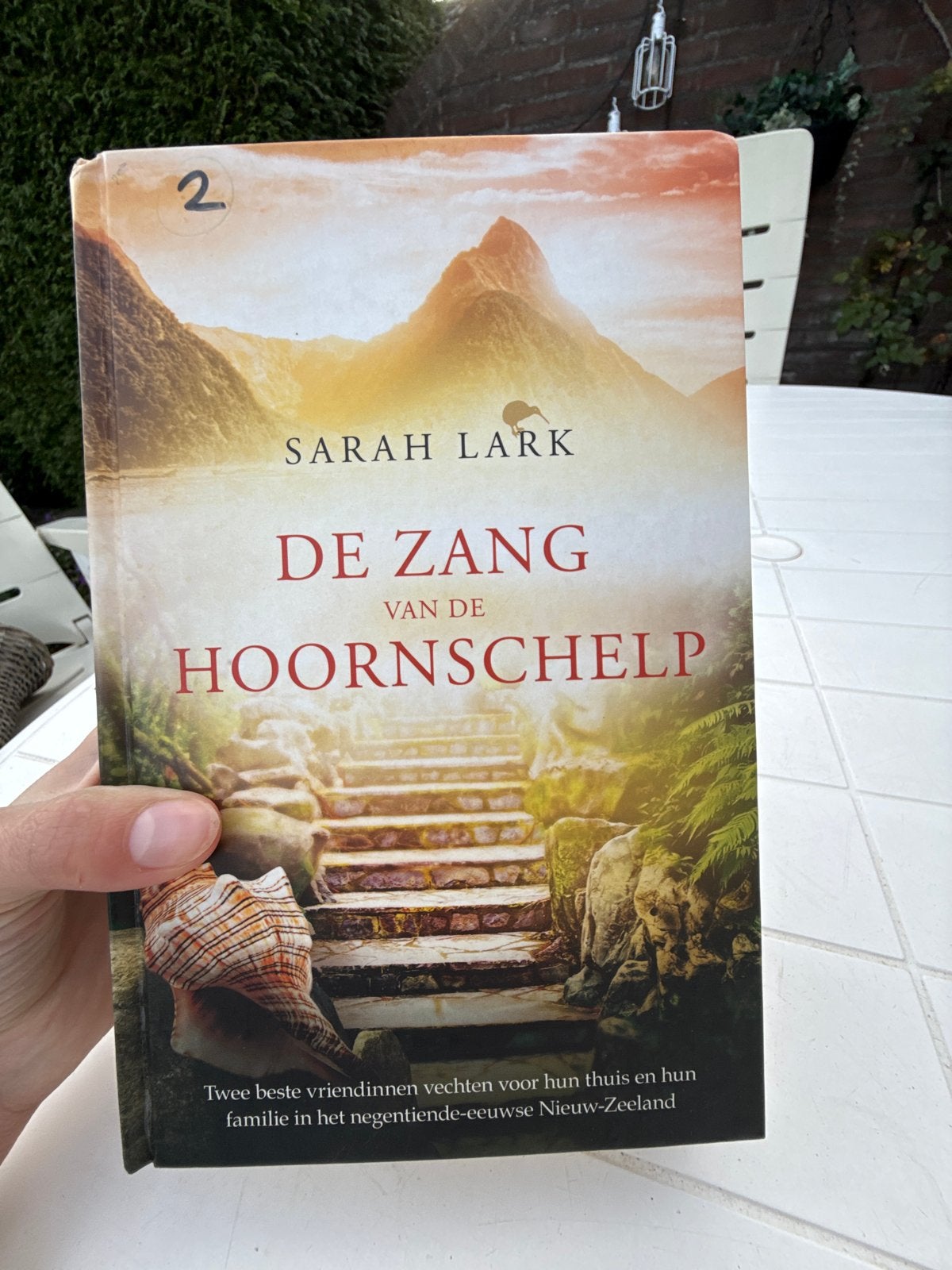 De Zang van de Hoornschelp - Sarah Lark (deel 2), Ophalen of Verzenden, Gelezen, Nederland