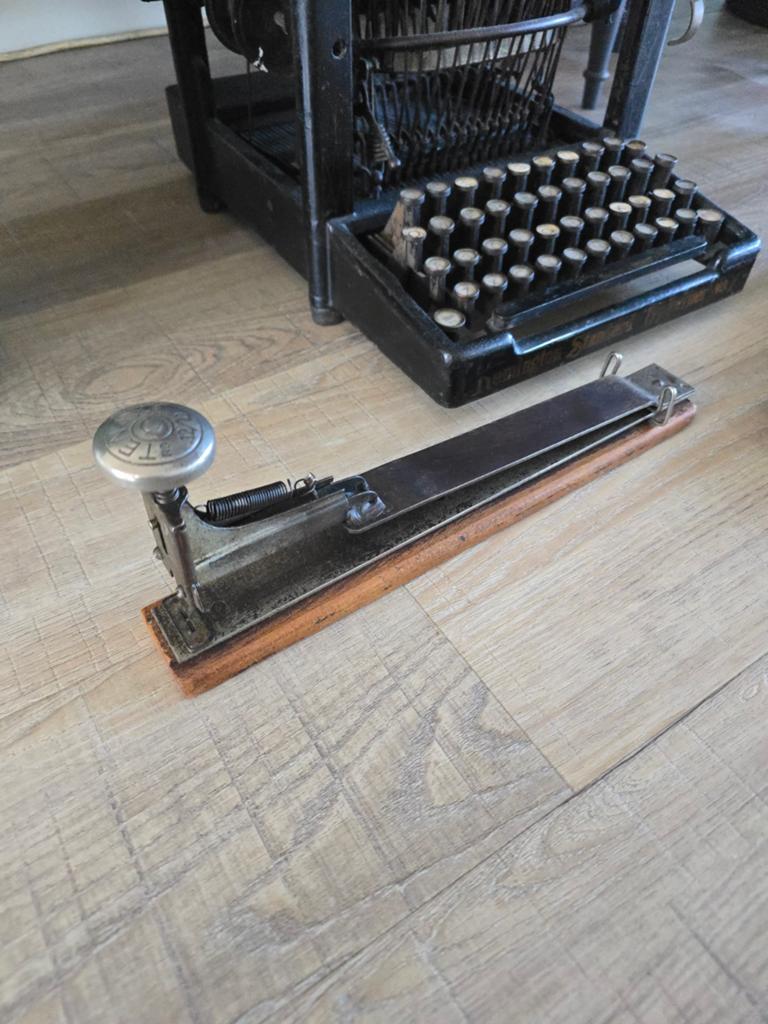 Grote antieke Tenax Roma Italië nietmachine staal & hout €20, Ophalen of Verzenden