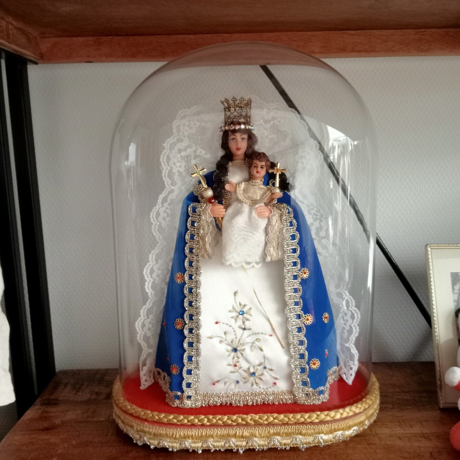 Maria met kindje Jezus in glazen stolp, Ophalen