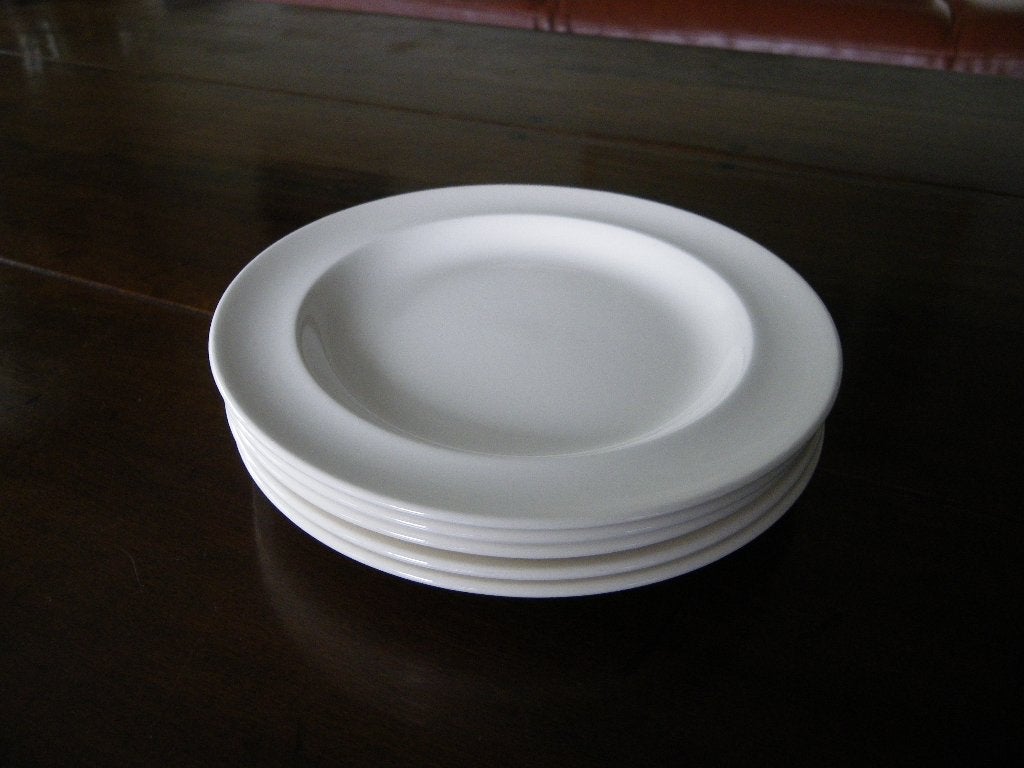 Wedgwood TRADITIONAL PLAIN  Puntgave gebaksbordjes Ø 17½ cm, Huis en Inrichting, Keuken | Servies, Ophalen of Verzenden, Zo goed als nieuw