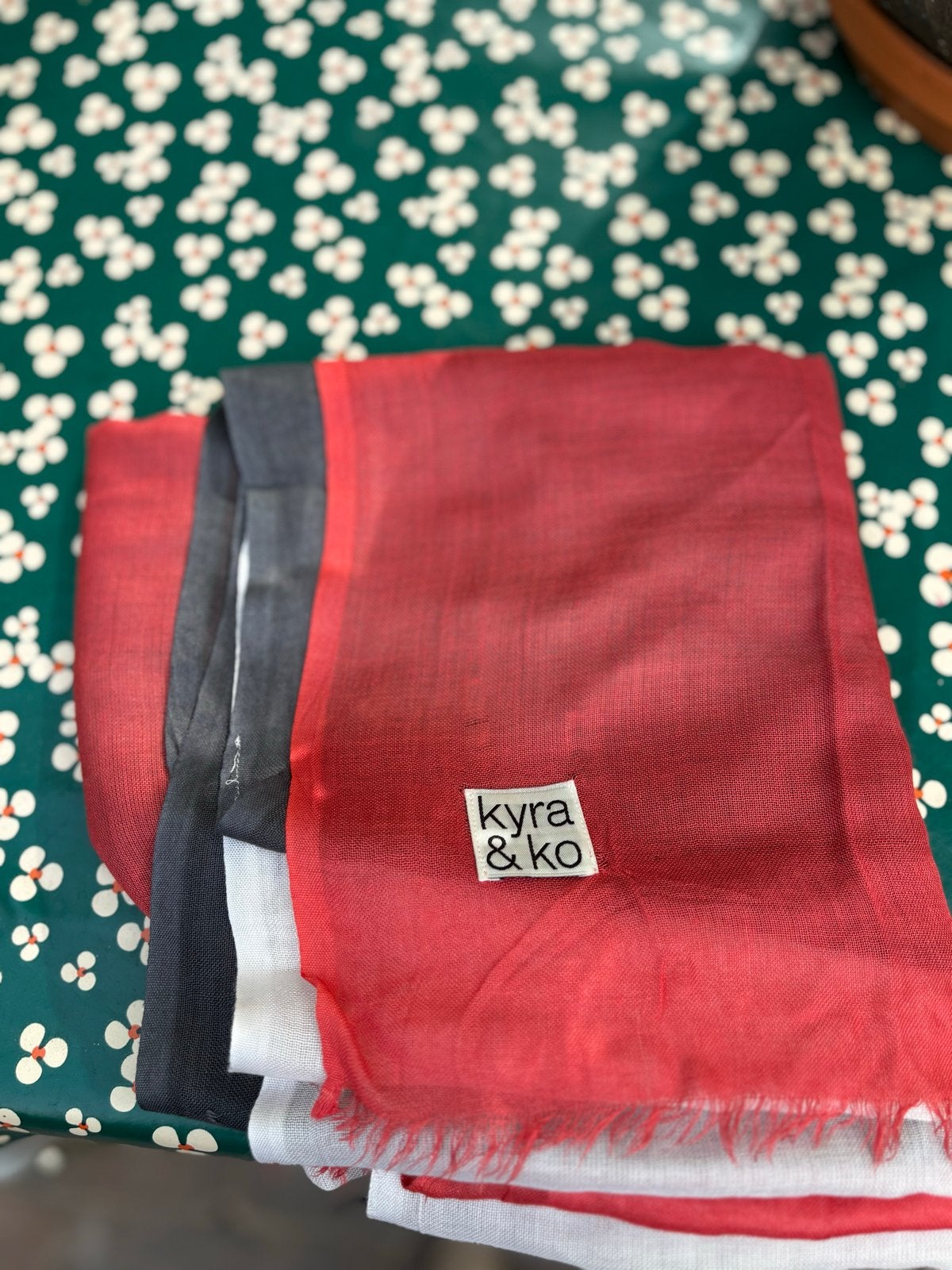 Kyra & Ko sjaal rood/wit/zwart ombre, Ophalen of Verzenden, Nieuw, Sjaal