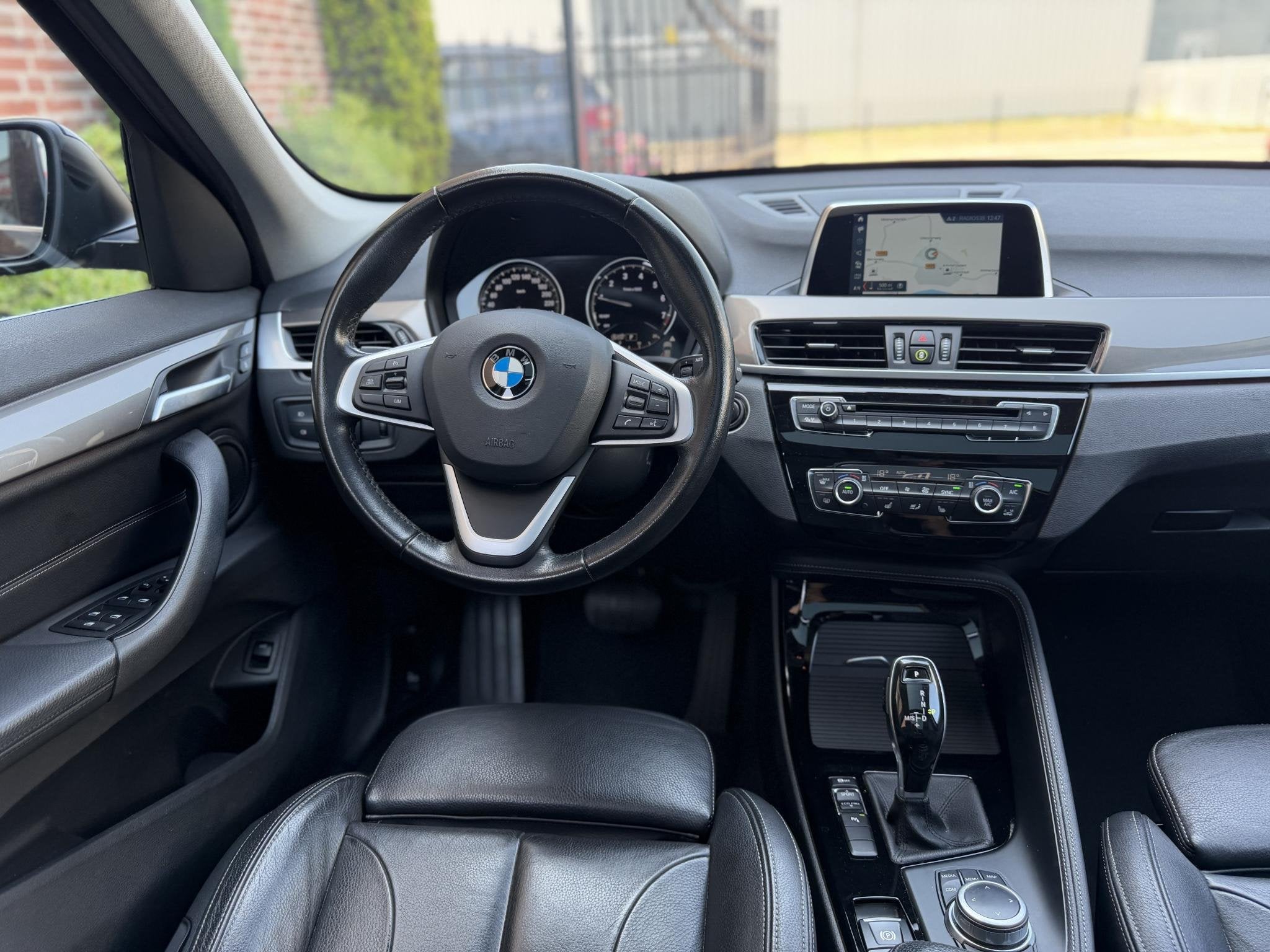 BMW X1 sDrive18i High Executive, Auto's, Dealer onderhouden, Gebruikt, Leder en Stof, Zwart
