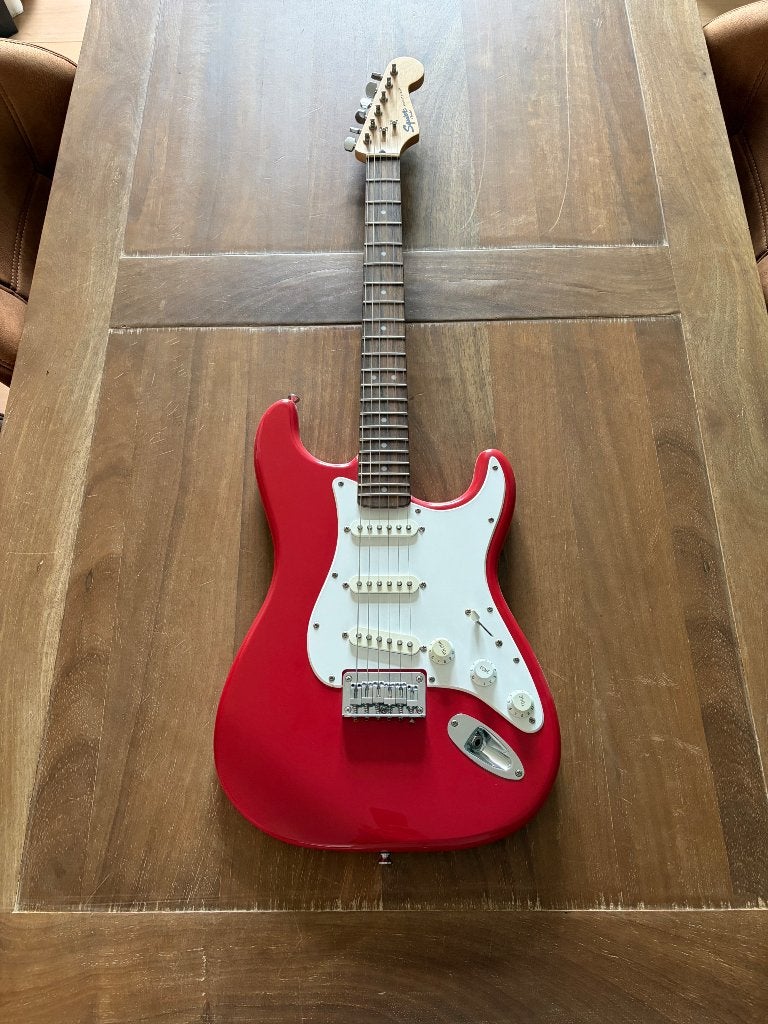 Fender Squier Bullet Strat HT Fiesta Red met vaste brug, Muziek en Instrumenten, Snaarinstrumenten | Gitaren | Elektrisch, Ophalen