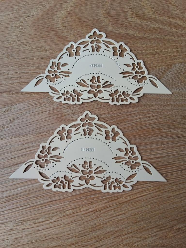 2 Borduurmallen met Bloemmotief - Identiek, Ophalen of Verzenden, Zo goed als nieuw, Handborduren, Onderdeel of Toebehoren