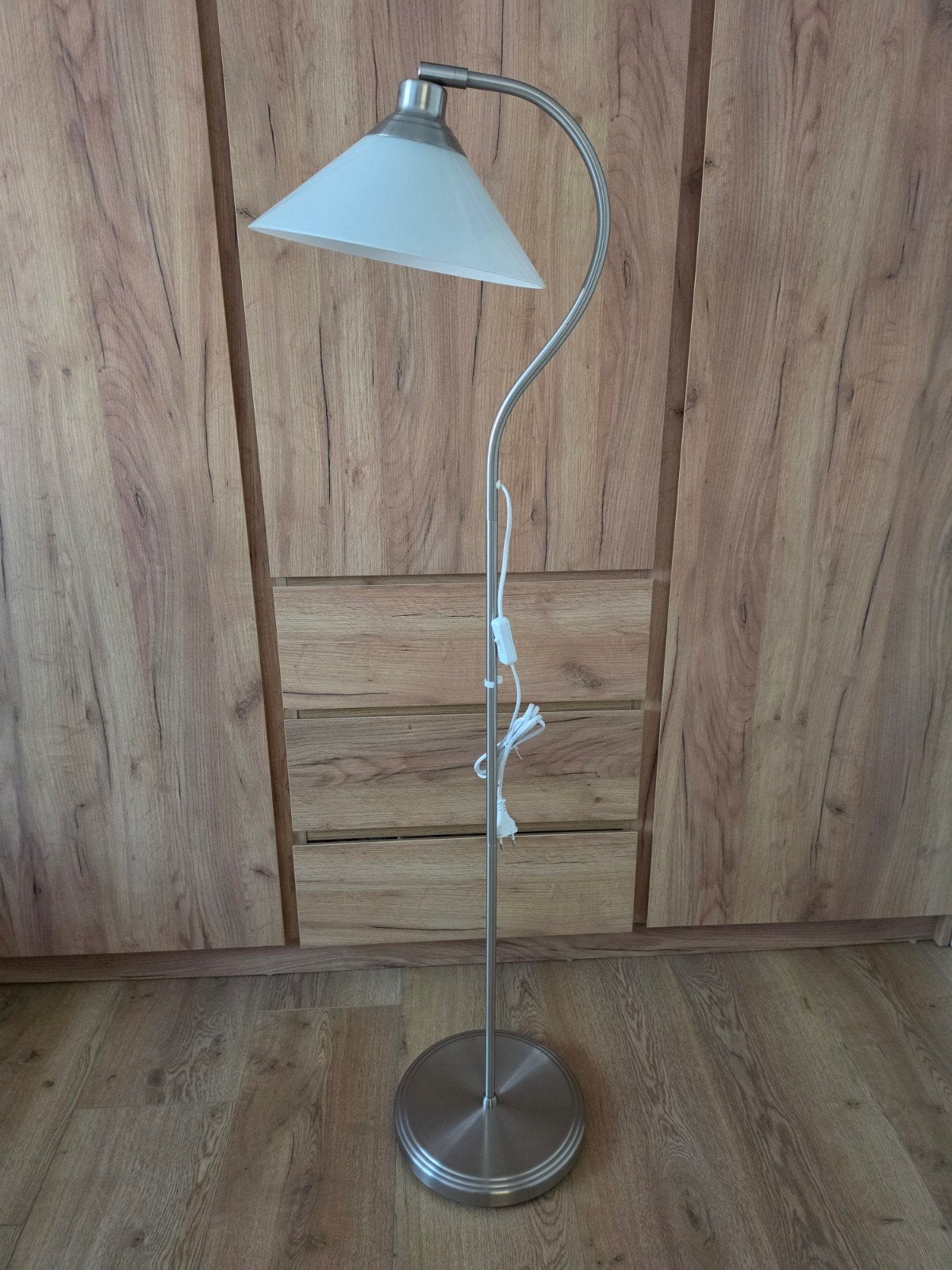 Stijlvolle staande lamp met witte glazen kap, Huis en Inrichting, Zo goed als nieuw, Glas, Modern, 150 tot 200 cm