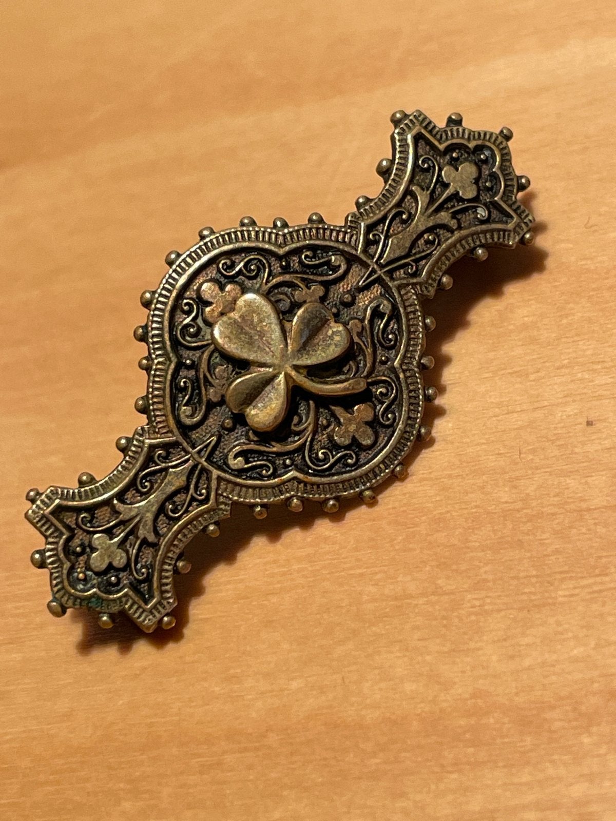 Vintage klavertje drie broche, Keltisch design, Overige materialen, 4 tot 7 cm, Gebruikt, Bruin