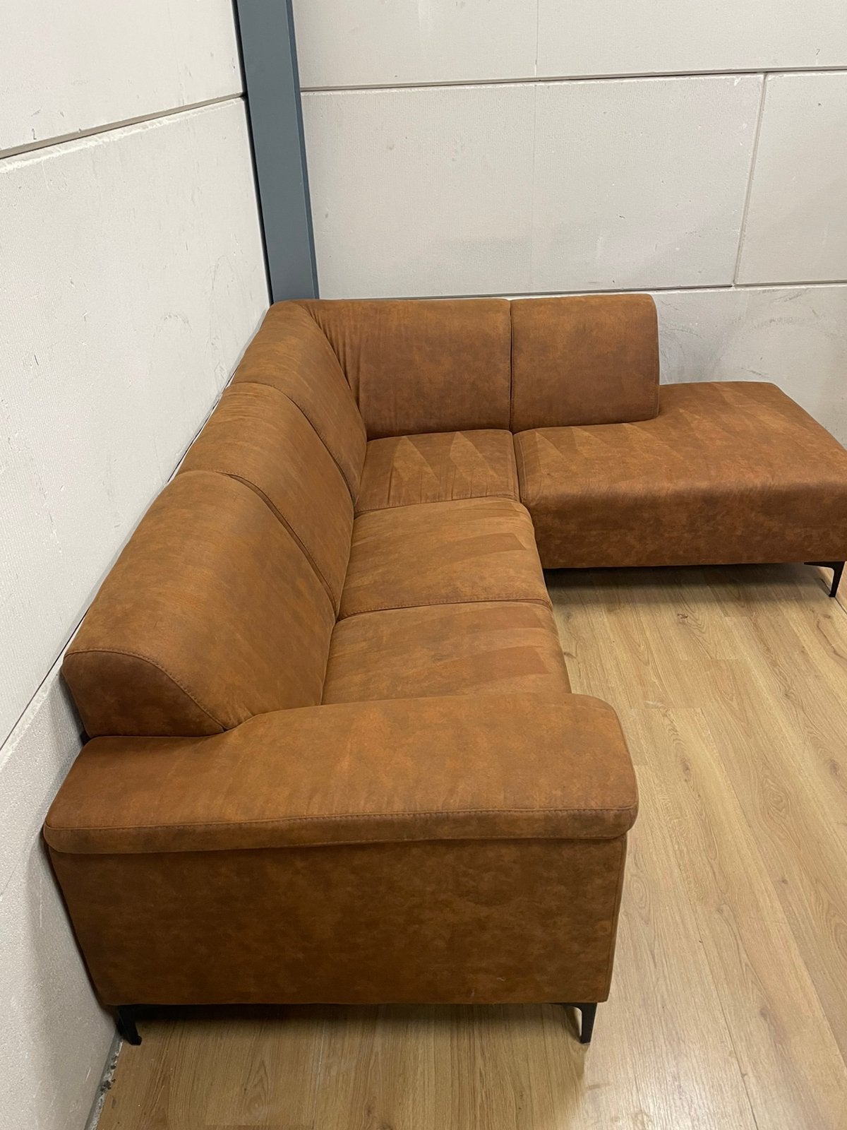 Mooie luxe suede cognac bruine hoekbank - GEREINIGD!!!, Ophalen, Luxe, Hoekbank, Zo goed als nieuw
