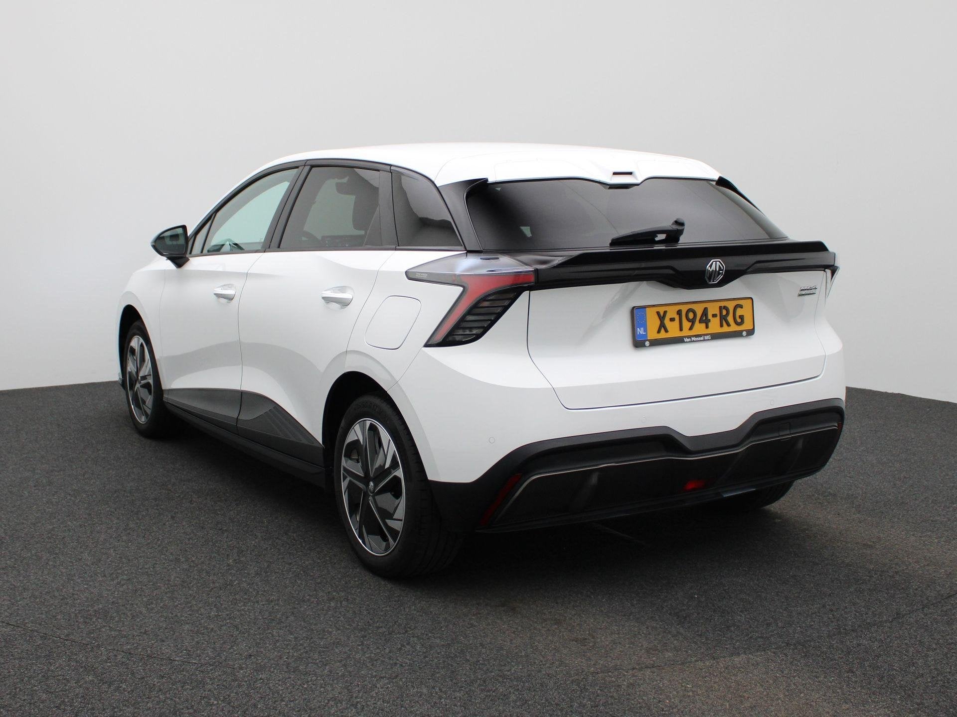 MG MG4 Electric Comfort 64 kWh | WORDT VERWACHT | APPLE CARP, Auto's, MG, Automaat, 12 maanden, Gebruikt, Wit