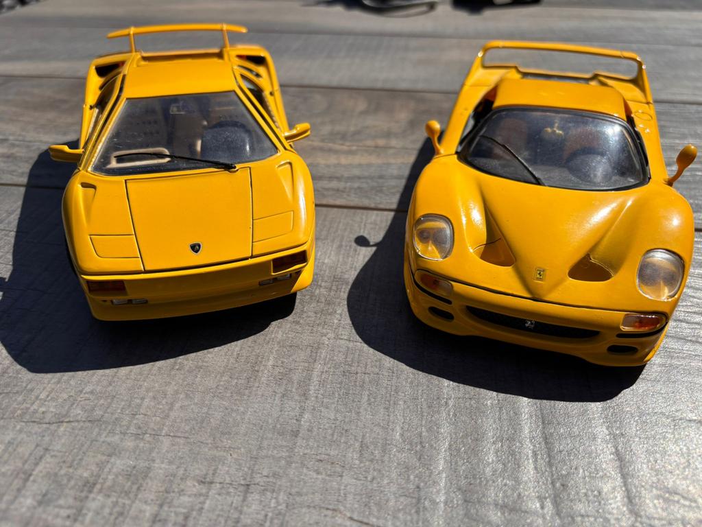 Set van 2 gele sportwagen modelauto's: Ferrari en Lamborghin, Overige merken, Gebruikt, Auto, 1:32 tot 1:50