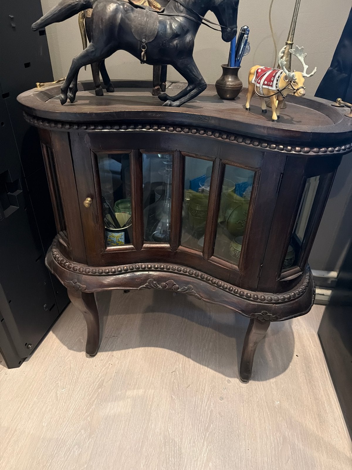 Antieke houten vitrinekast met glas en sierlijke poten, Ophalen of Verzenden
