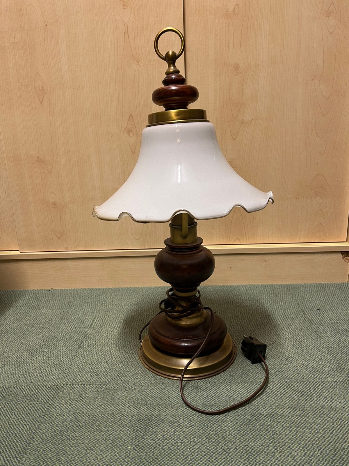 Vintage Tafel lamp koper/brons eiken hout met wit glazen kap, Wit, Ophalen, Hout, Vintage