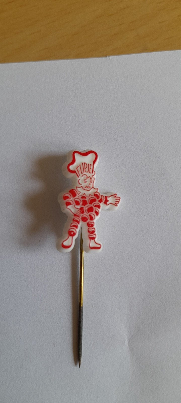 Vintage Kunststof Speldje Flipje Tiel, Ophalen of Verzenden, Gebruikt, Figuurtje, Speldje of Pin