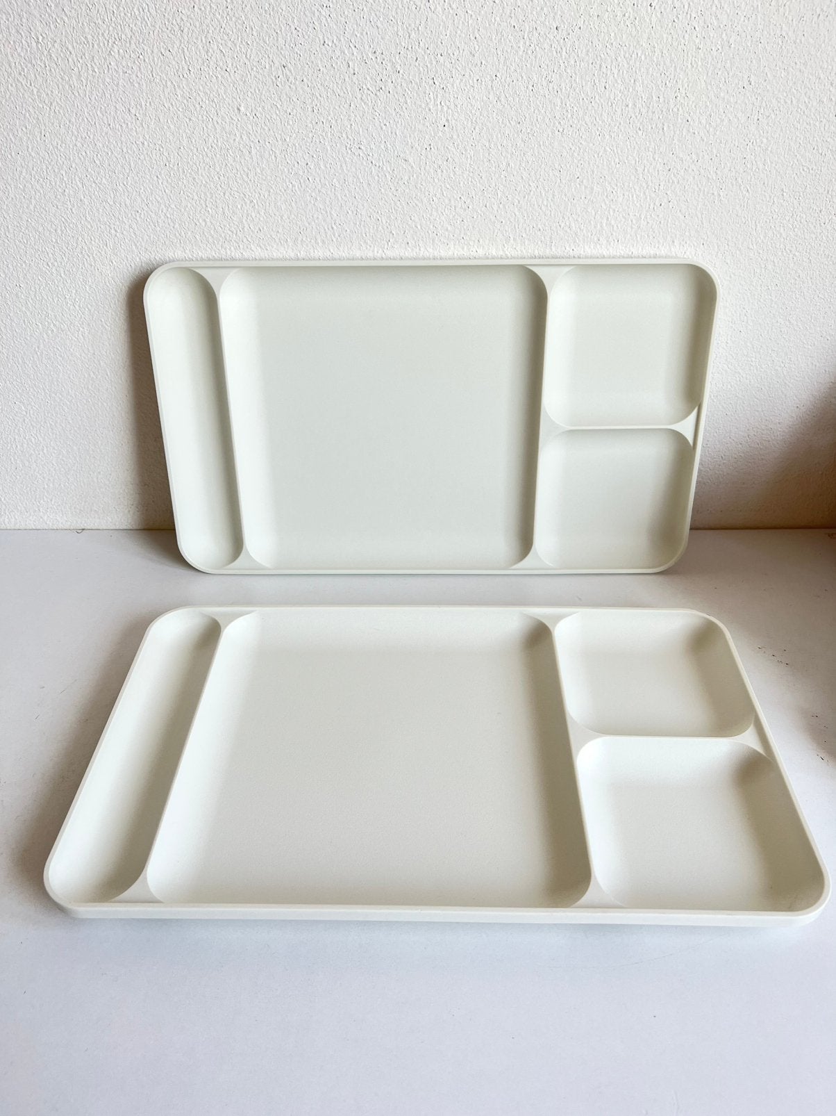2x Tupperware vakkenbord schaal placemat bbq camping zgan, Huis en Inrichting, Keuken | Tupperware, Schaal, BPA-vrij, Wit, Ophalen of Verzenden