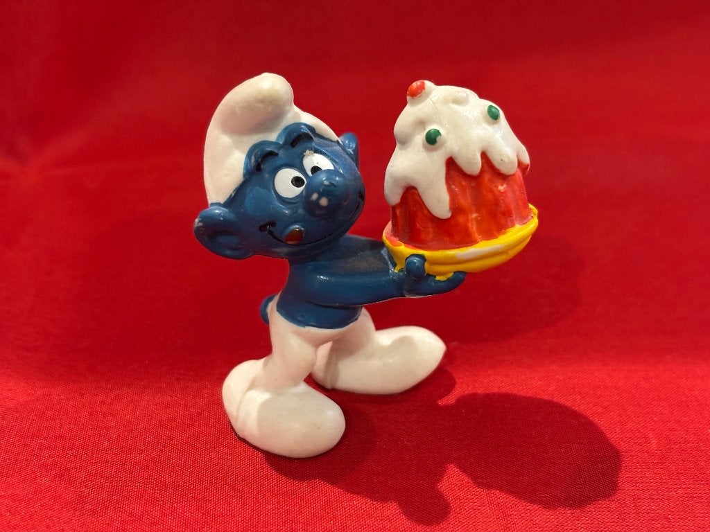Smulsmurf smurf met taart. Hoogte 5,5 cm. Peyo Bully. C5, Ophalen, Gebruikt, Smulsmurf, Poppetje, Figuurtje of Knuffel