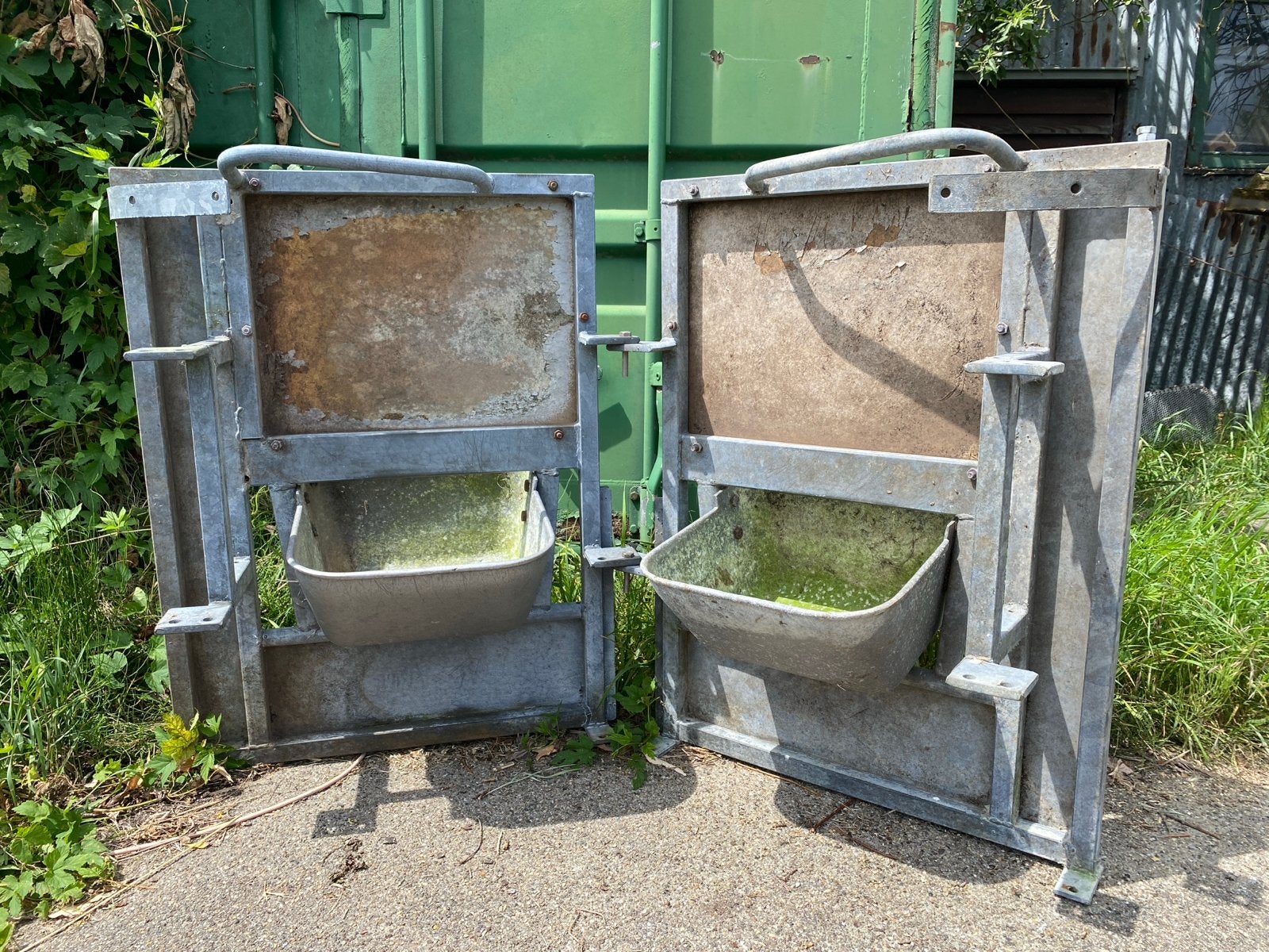 Oude voeder trog in frame, Tuin en Terras, Ophalen, Gebruikt, Rond, Metaal