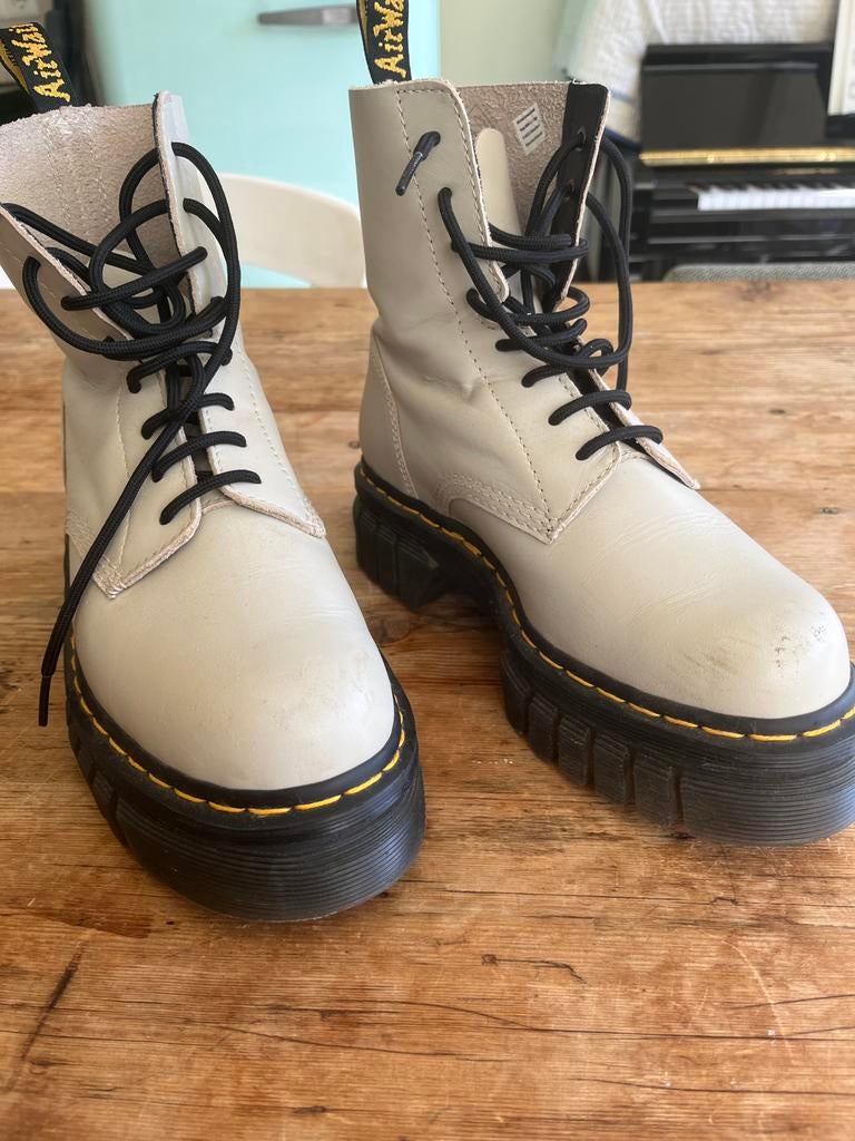 Dr. Martens Audrick 8-Eye Boot - Maat 40, Ophalen of Verzenden, Zo goed als nieuw, Beige, Lage of Enkellaarzen