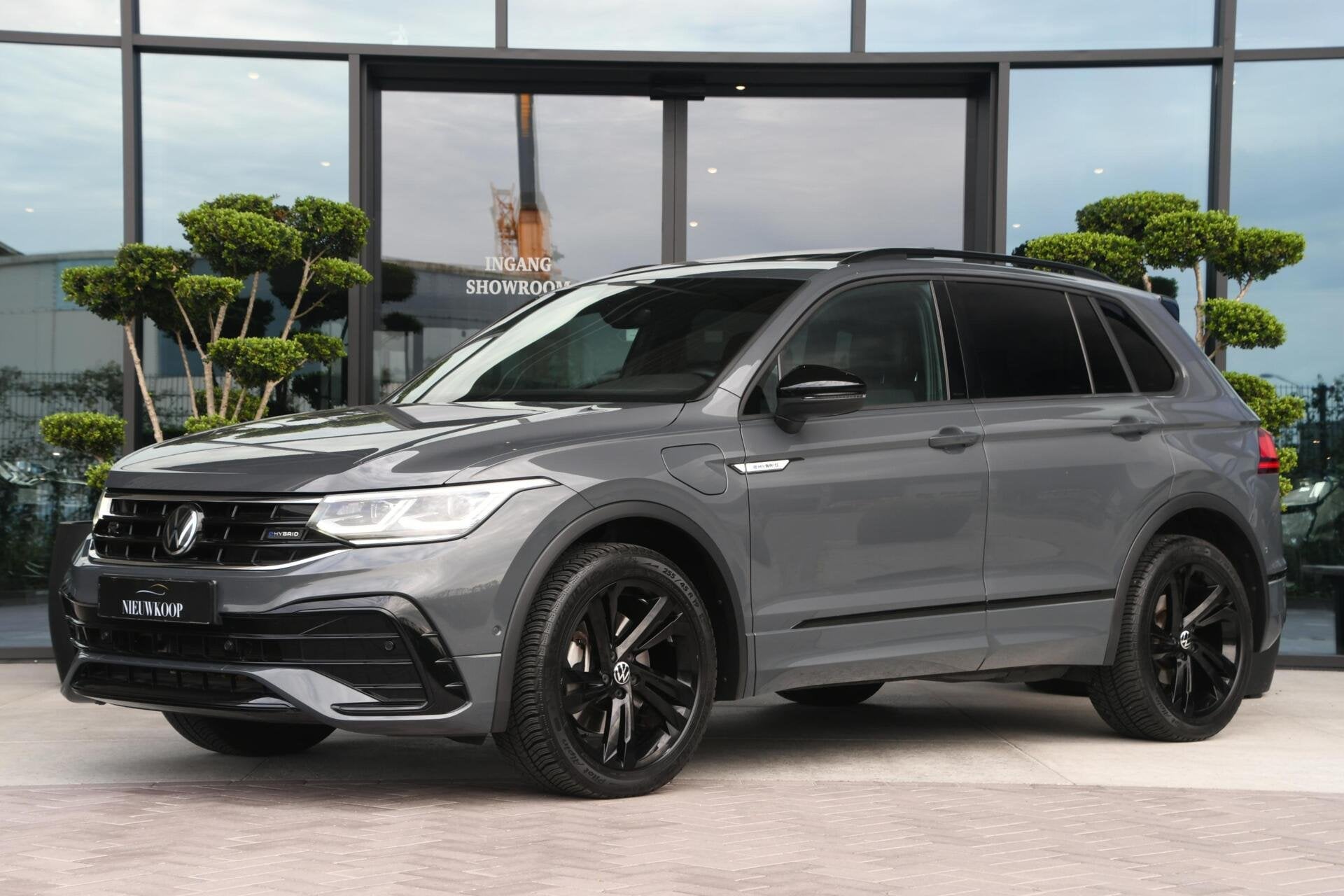 Volkswagen Tiguan 1.4 TSI eHybrid R-Line Business+ | PANO |, Auto's, Stof, 4 cilinders, Automatische klimaatregeling, Grijs