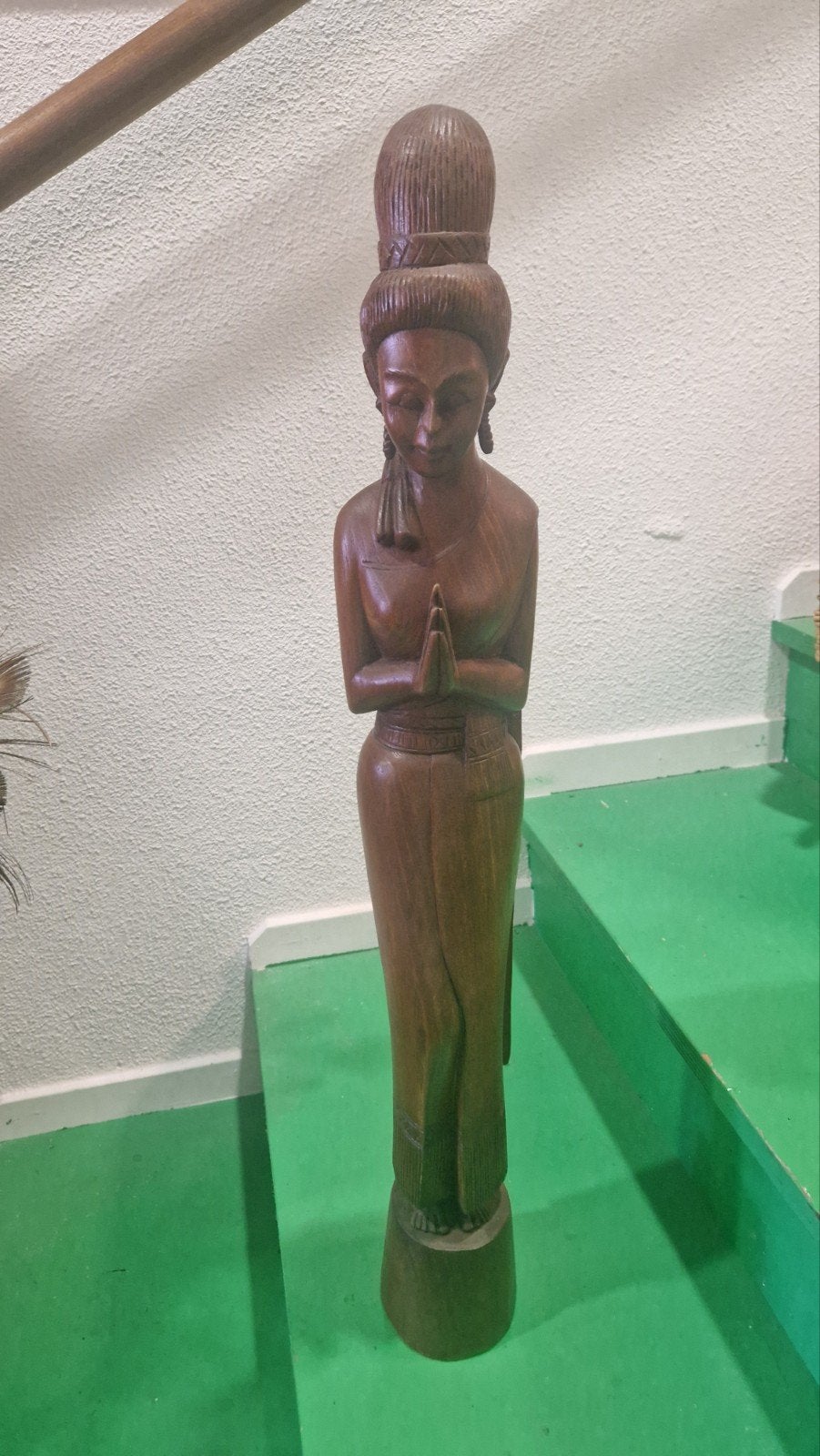 Handgesneden houten beeld van sawadee vrouw, Antiek en Kunst, Handgemaakt, Beeld, Hout, Bruin