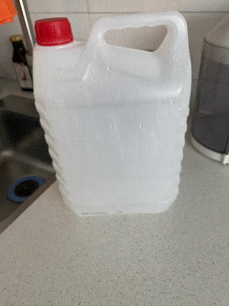 Lege plastic jerrycan met rode dop, Ophalen of Verzenden, Zo goed als nieuw
