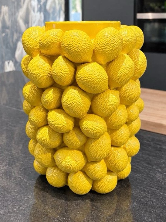 Citroenvaas - Gele Lemon Vaas met Citroenen - B31 x H41 cm, Huis en Inrichting, Ophalen, Kunststof, Met patroon/structuur, Geel