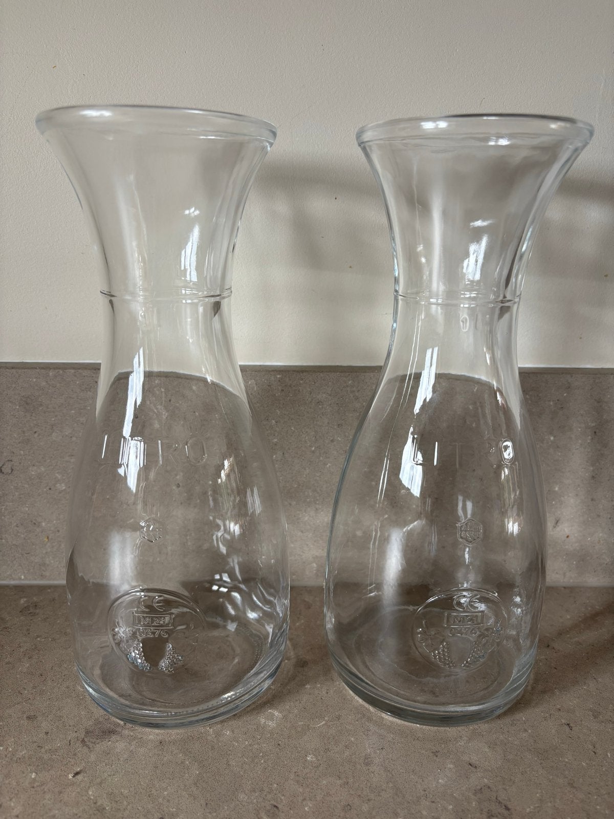 Twee glazen karaffen Litro, Huis en Inrichting, Ophalen of Verzenden, Zo goed als nieuw, Transparant, Glas