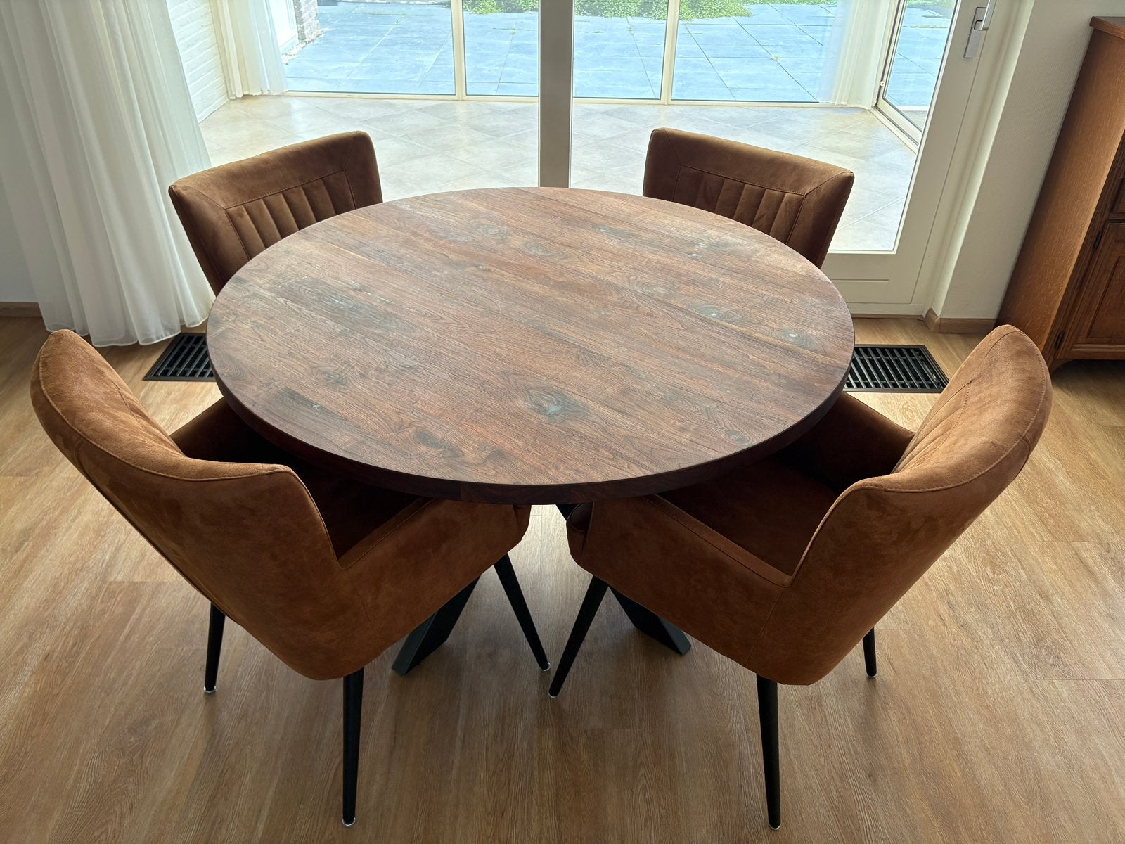 Ronde eettafel met vier stoelen, Ophalen, 100 tot 150 cm, Rond, Zo goed als nieuw