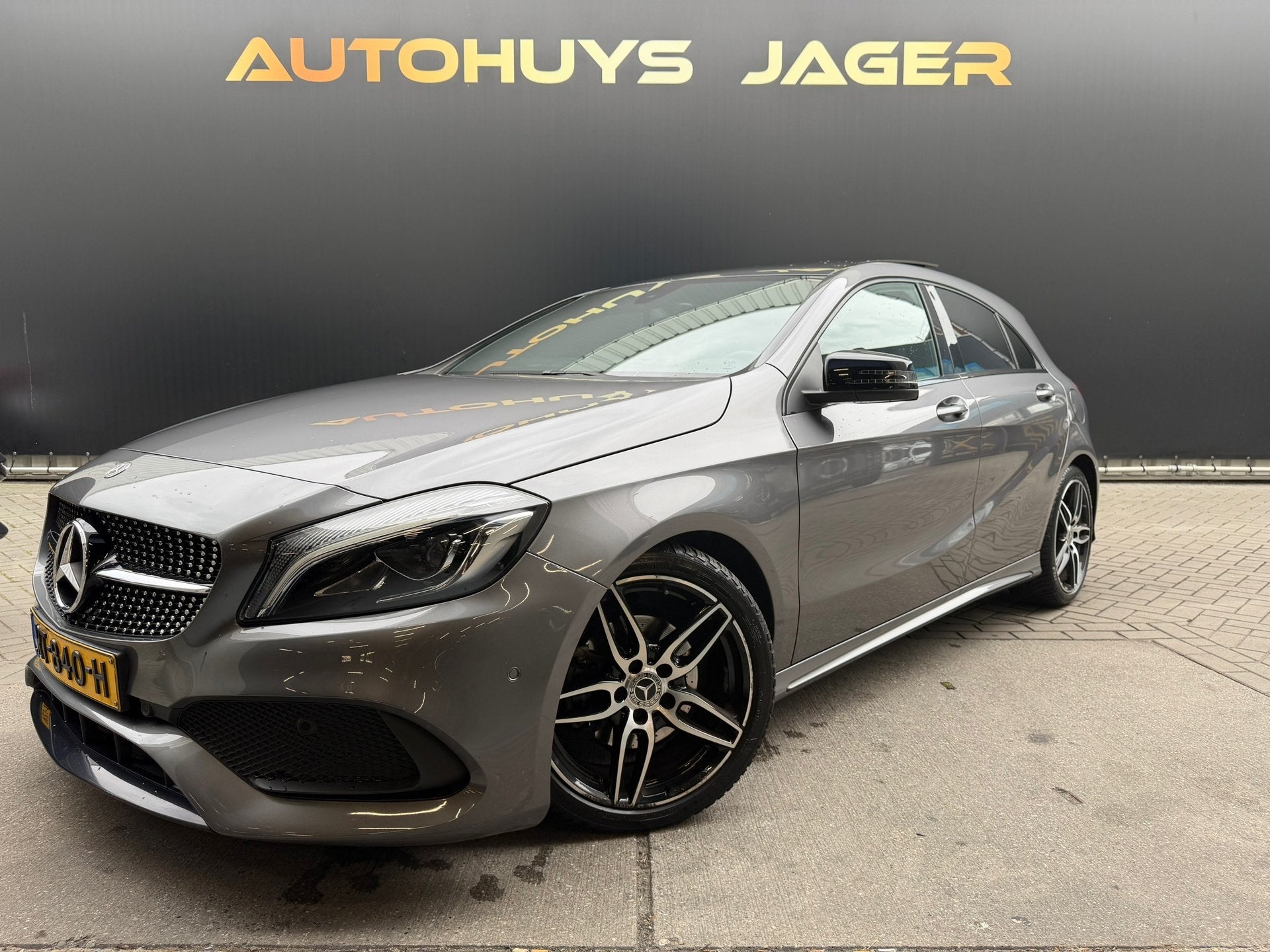 Mercedes-Benz A-klasse 180 Ambition AMG Sport - Pano Cruise, Auto's, Mercedes-Benz, Gebruikt, 4 cilinders, Leder en Stof, 122 pk