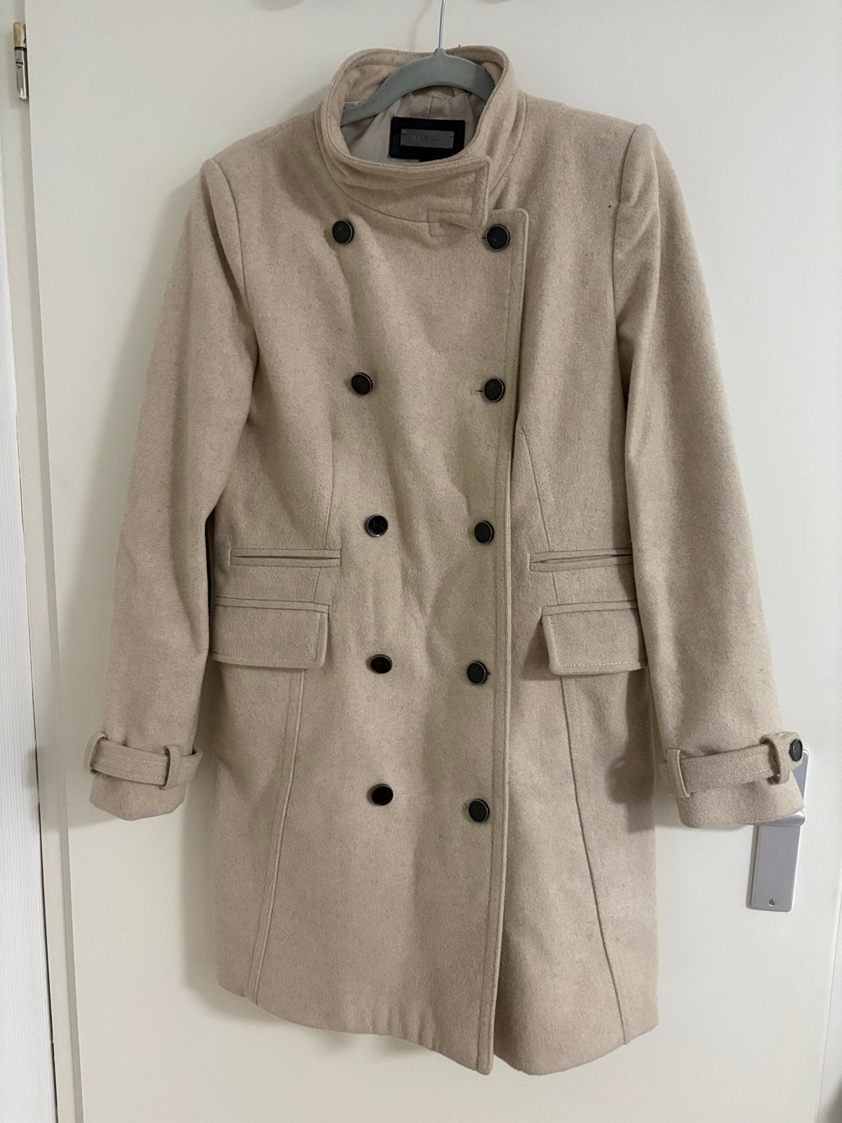 Stijlvolle beige wollen jas met dubbele rij knopen, Ophalen, Zo goed als nieuw, Maat 38/40 (M), Beige