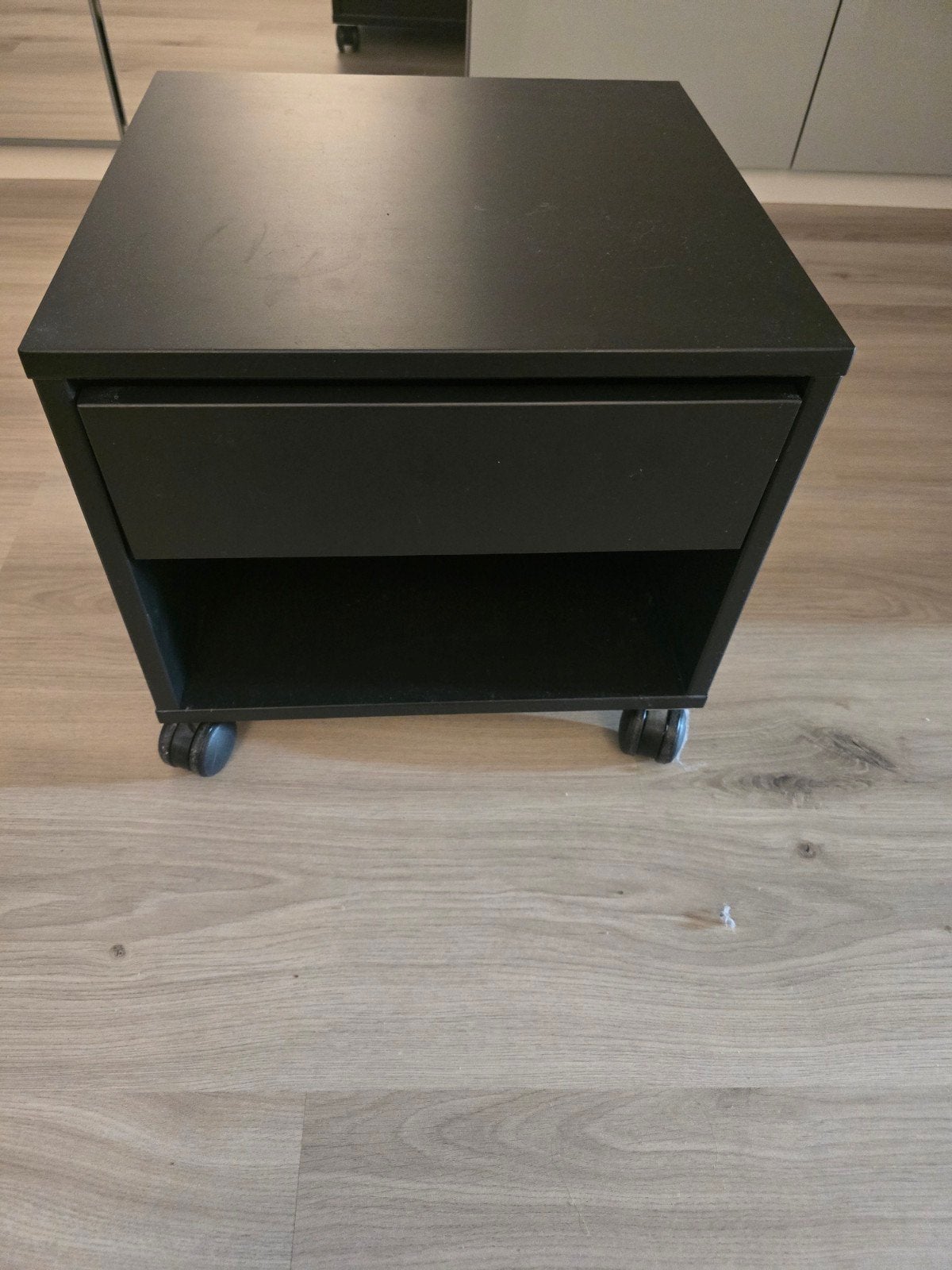 VIKHAMMER Nachtkastje - Zwart met lade en wieltjes, Ophalen, Gebruikt, Minder dan 45 cm, Minder dan 55 cm